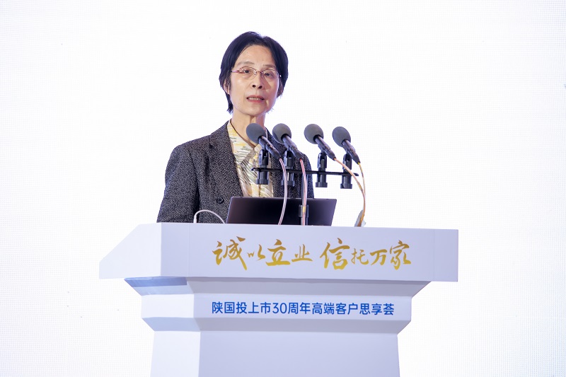6.第十三屆全國人大常委、國務(wù)院原副秘書長、中國工業(yè)經(jīng)濟(jì)學(xué)會(huì)會(huì)長江小涓發(fā)表主旨演講.jpg
